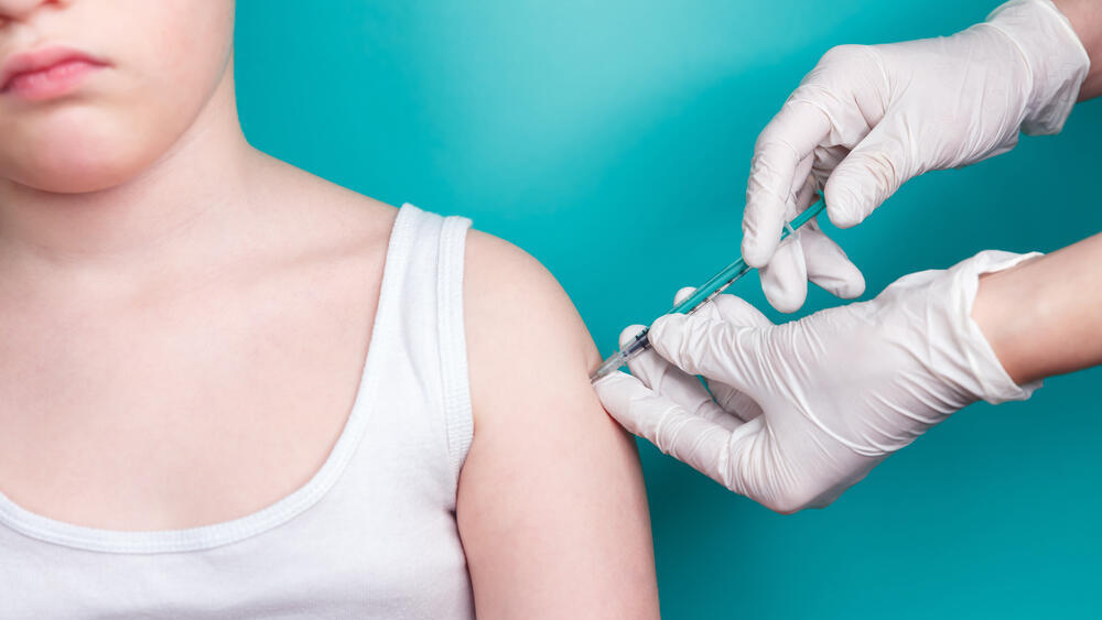 Only 50.1% of those aged 65 and older have been vaccinated (Photo: Shutterstock) ילד מקבל חיסון נגד שפעת