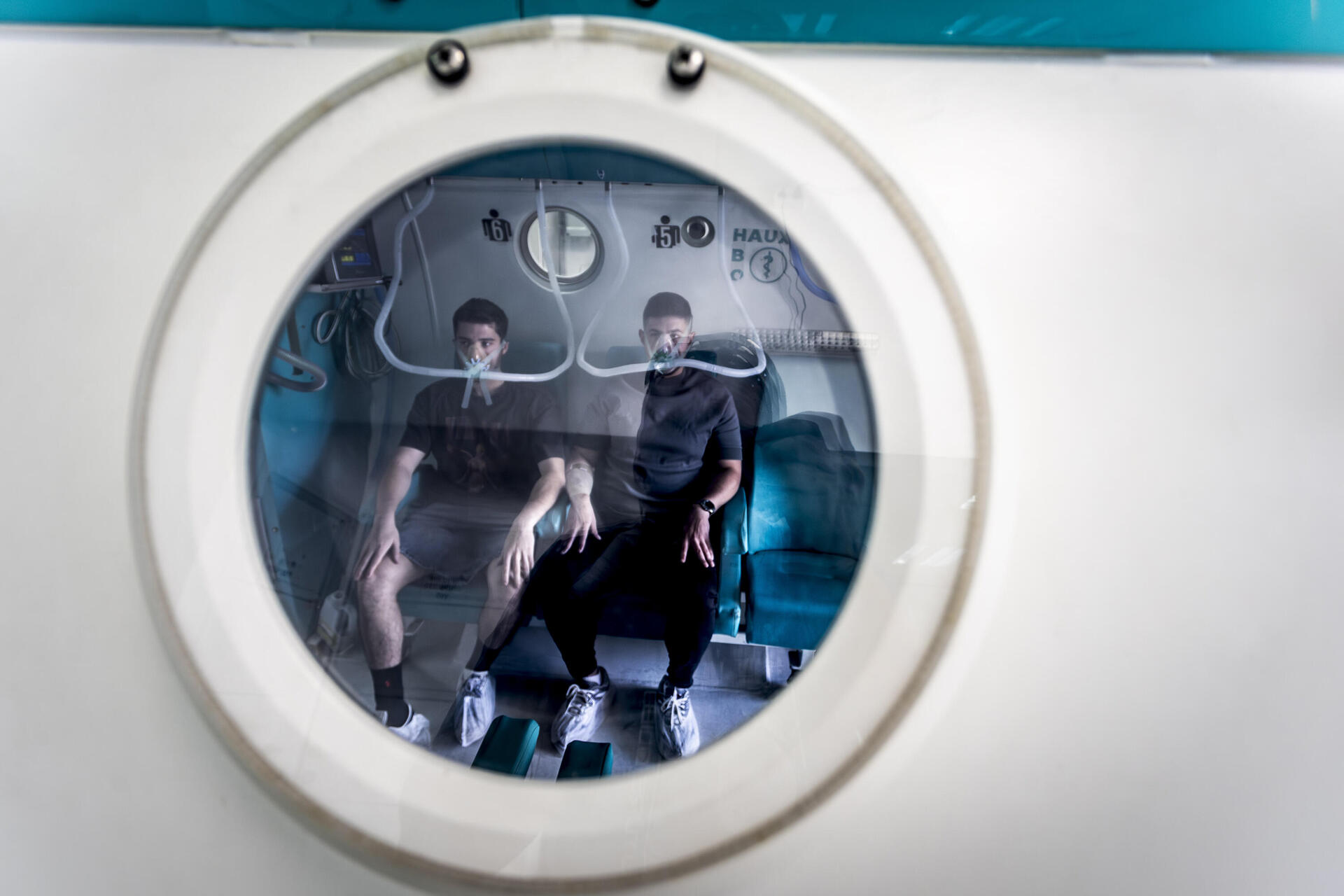 חיילים מטופלים בתא לחץ במכון לרפואה ימית  