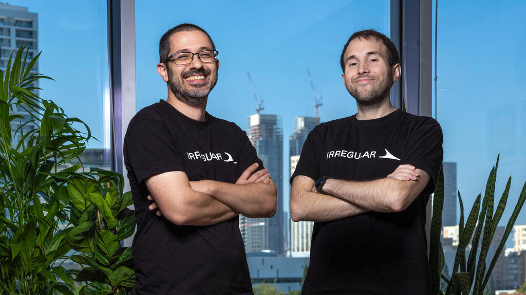 Omer Nevo and Dan Lahav, Irregular (Photo: Yuval Chen) דן להב (מימין) ועומר נבו