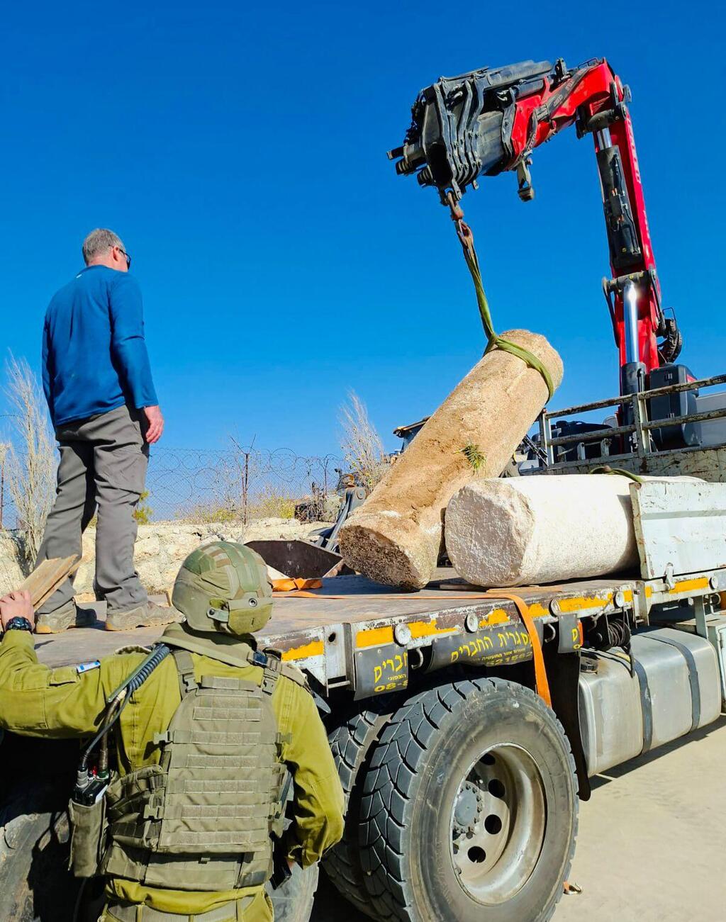 Several ancient columns found at the site (Photo: Spokesperson, Foreign Ministry) השבת עשרות ממצאים ארכיאולוגיים מהאתר הארכיאולוגי בורג' לסאנה