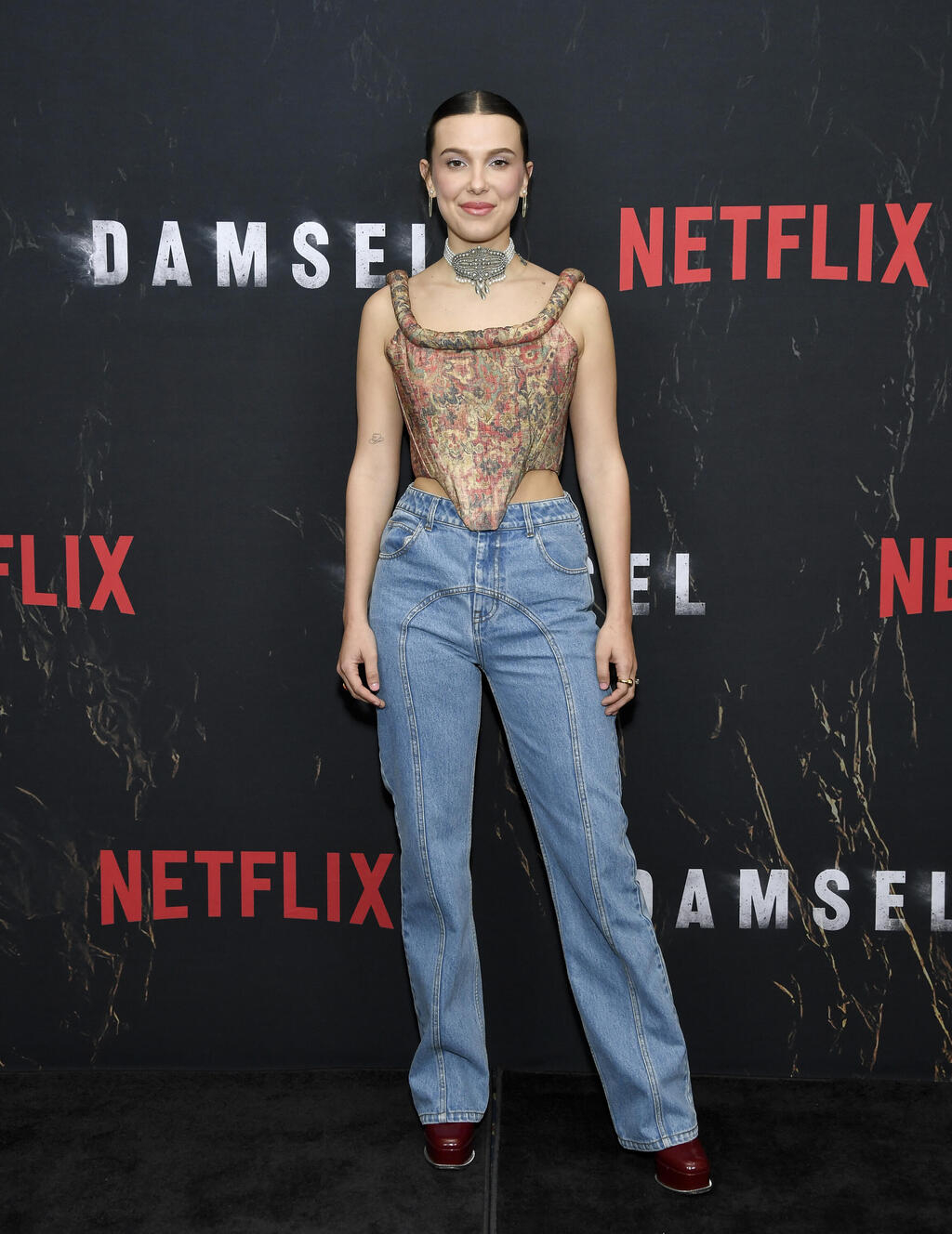 Kelsey Randall corset and Aknvas jeans at the 'Damsel' event in New York, 2024 (Photo: Evan Agostini/Invision/AP) מילי בובי בראון באירוע לסרט "אם אין נסיך לי" בניו יורק, 2024