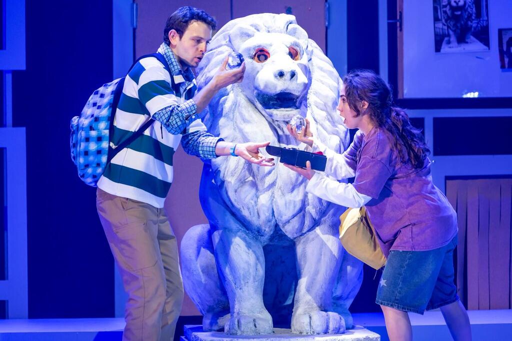 From "Roni and Tom" (Photo: Kfir Bolotin) ההצגה "רוני ותום"