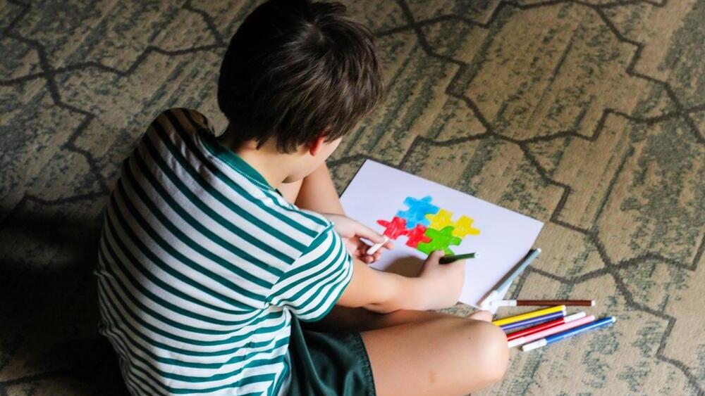 ילד עם אוטיזם