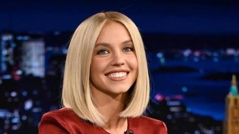 סידני סוויני אצל ג'ימי פאלון עם התסרוקת שהציתה סערה