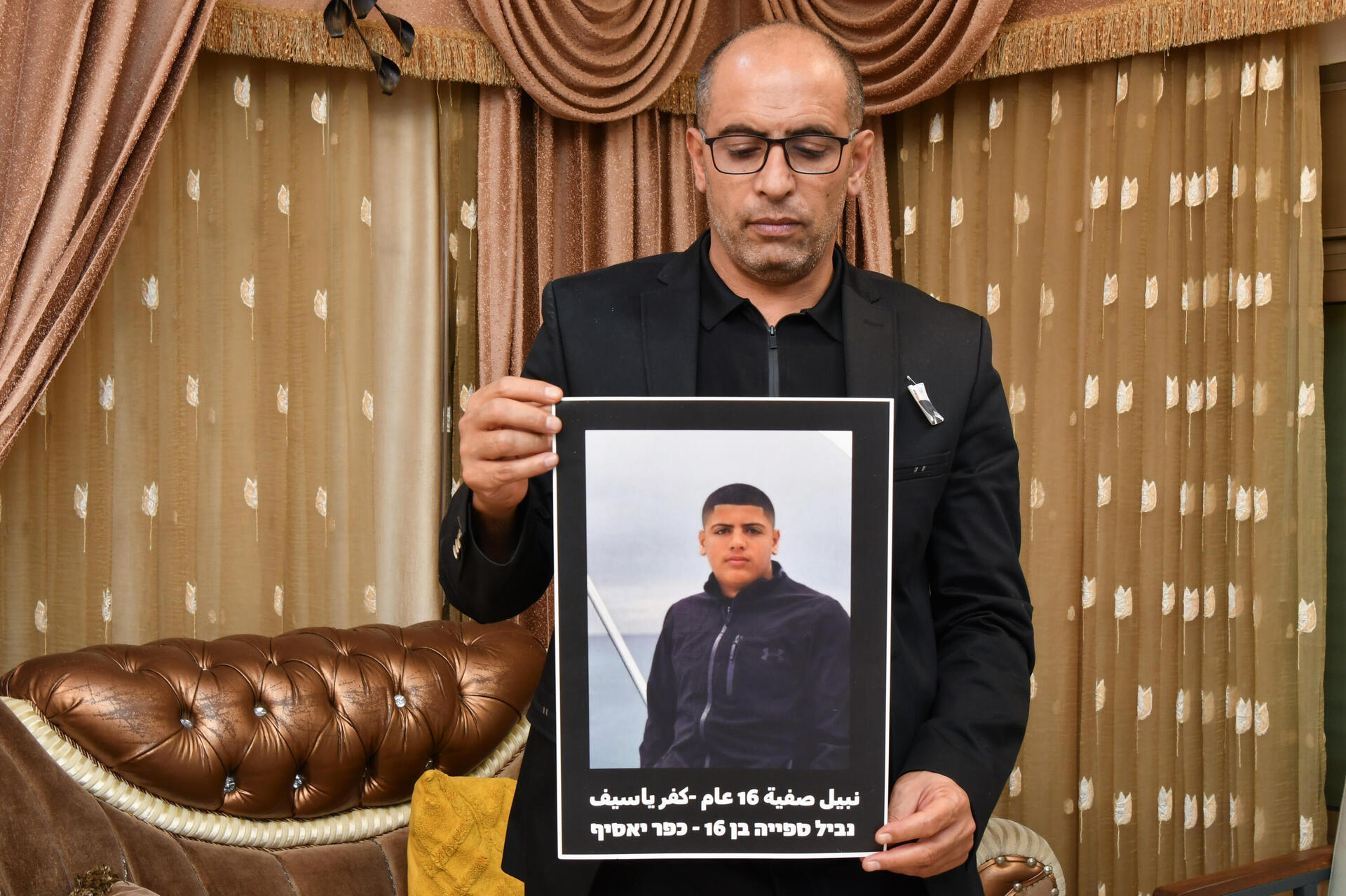 ד"ר אשרף ספייה לצד תמונת בנו בן ה-16 שנרצח בכפר יאסיף: "למנוע את הקורבן הבא" 