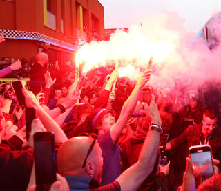 אוהדי אינטר מדליקים אבוקות