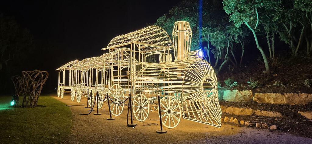 Hanukkah at Botanical gardens (Photo: Tom Amit) חנוכה בגן הבוטני