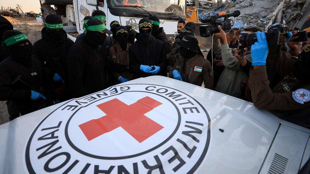  גופתו של סותטיסאק רינטלאק מועברת לידי הצלב האדום בעזה