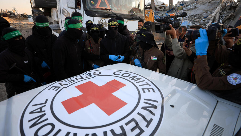 Islamic Jihad hands over the body of slain hostage Sudthisak Rinthalak to the Red Cross in Gaza, December 2025 (Photo: REUTERS/Dawoud Abu Alkas) גופתו של סותטיסאק רינטלאק מועברת לידי הצלב האדום בעזה