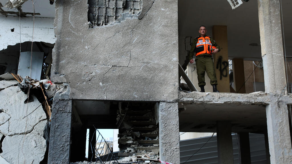 Col. Ben-David at the missile strike site at the Weizmann Institute (Photo: Ryan Frois) אל"מ אמיר בן דוד בזירת הנפילה במכון ויצמן