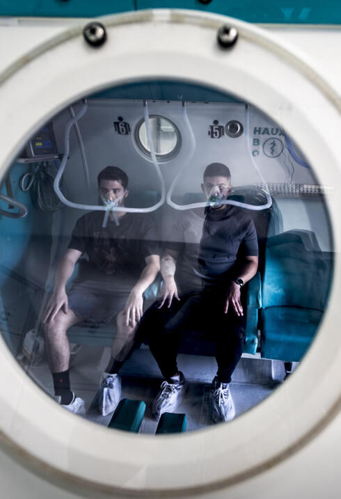 חיילים בתא הלחץ של המכון לרפואה ימית בחיפה