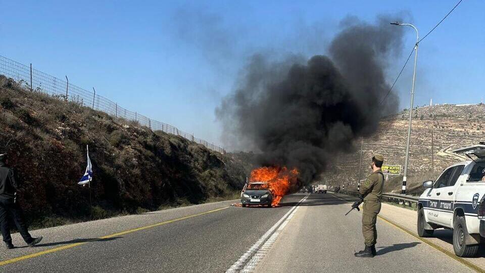 Подожженный автомобиль מתנחלים יהודים רעולי פנים שרפו מכונית וצמיגים בצומת שילה בשומרון