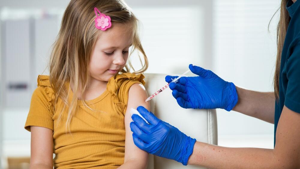 Vaccines protect children but are undermined by misinformation, myths and rumors (Photo: Shutterstock) ילדה מקבלת חיסון נגד שפעת