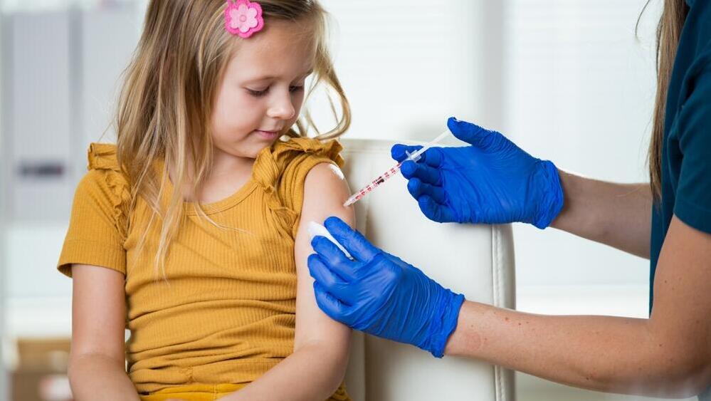 Photo: Shutterstock ילדה מקבלת חיסון נגד שפעת