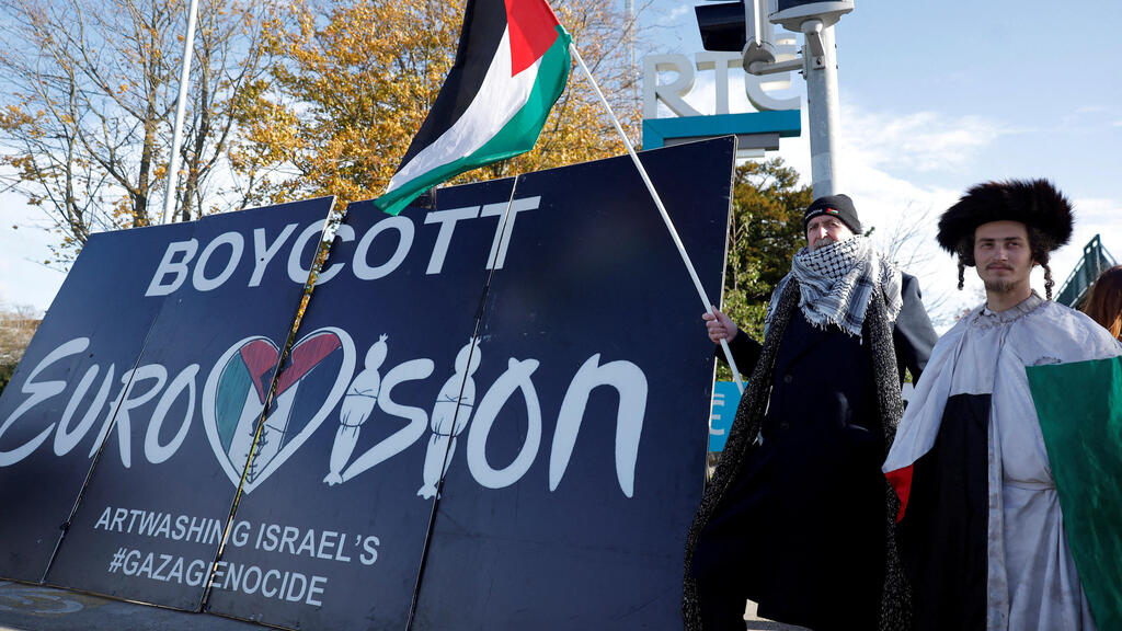 Демонстрация в Ирландии против участия Израиля в Евровидении (Фото: REUTERS) קריאות להחרמת ישראל מאירוויזיון 2026 בדבלין, אירלנד
