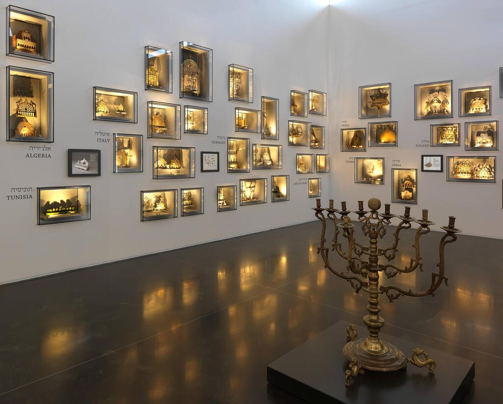 Hanukkiah wall at Israel museum (Photo: Eli Posner) קיר החנוכיות במוזיאון ישראל