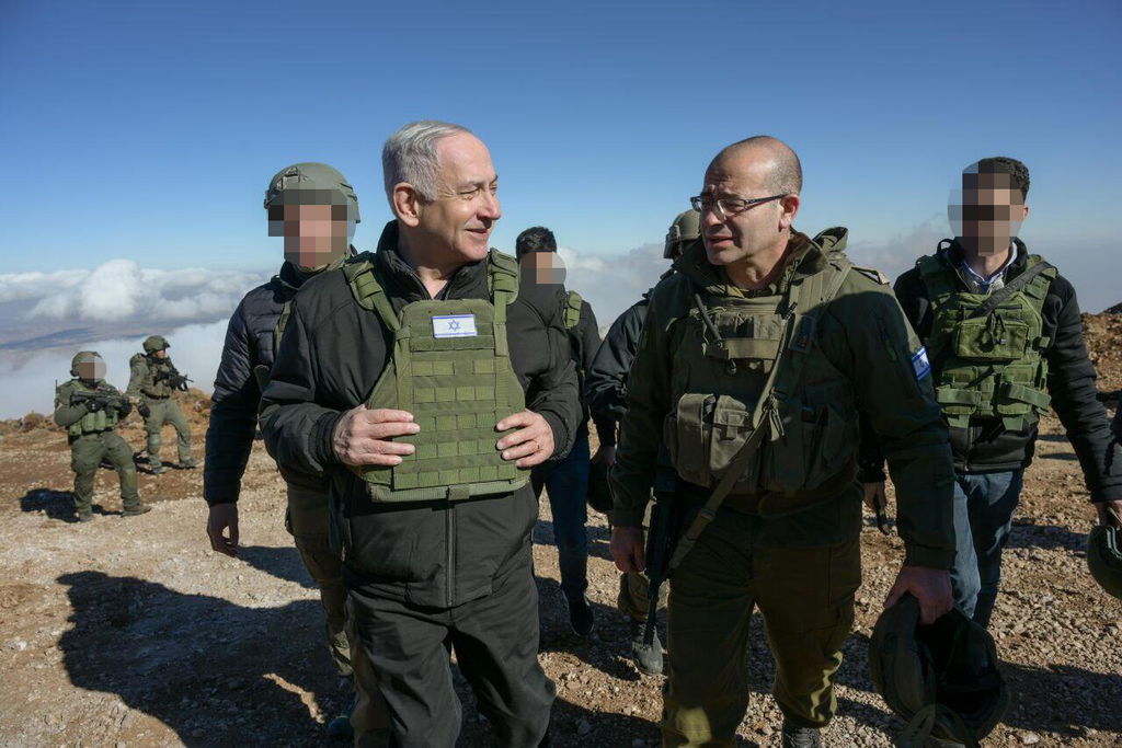 Prime Minister Benjamin Netanyahu touring the Syrian frontier (Photo: GPO) ראש הממשלה בנימין נתניהו ערך חיתוך-מצב בשיא החרמון, יחד עם שר הביטחון ישראל כ״ץ, הרמטכ״ל רא״ל הרצי הלוי, מפקד פיקוד צפון אלוף אורי גורדין וראש השב״כ רונן בר