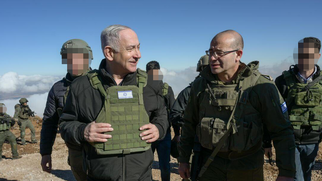 Биньямин Нетаниягу и Роман Гофман на северной границе (Фото: Мааян Туаф, ЛААМ, архив) ראש הממשלה בנימין נתניהו ערך חיתוך-מצב בשיא החרמון, יחד עם שר הביטחון ישראל כ״ץ, הרמטכ״ל רא״ל הרצי הלוי, מפקד פיקוד צפון אלוף אורי גורדין וראש השב״כ רונן בר