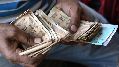 רוכל במומבאיי סופר שטרות של רופי