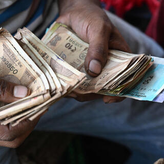 רוכל במומבאיי סופר שטרות של רופי