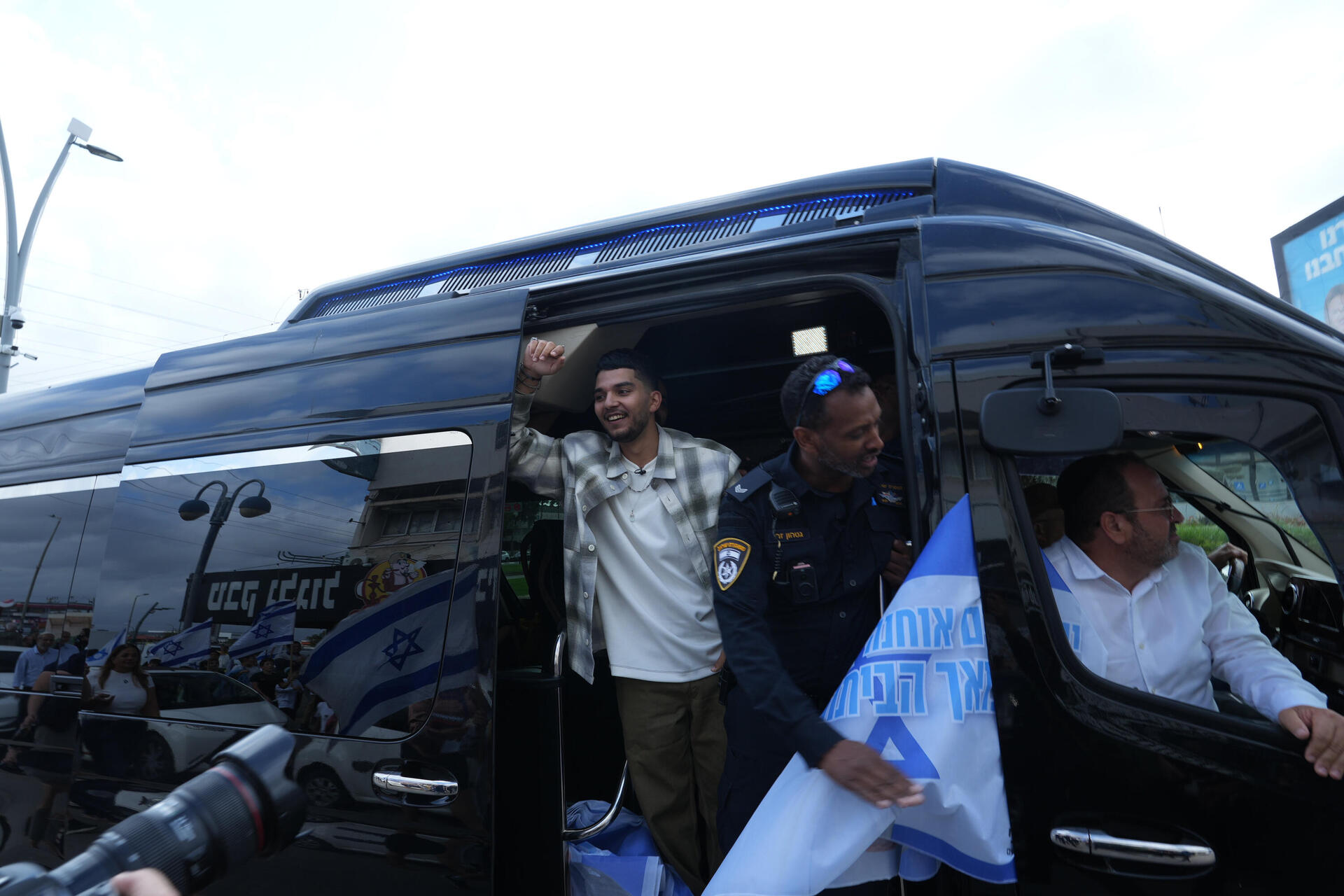 יוסף חיים אוחנה חוזר לביתו בקריית מלאכי 