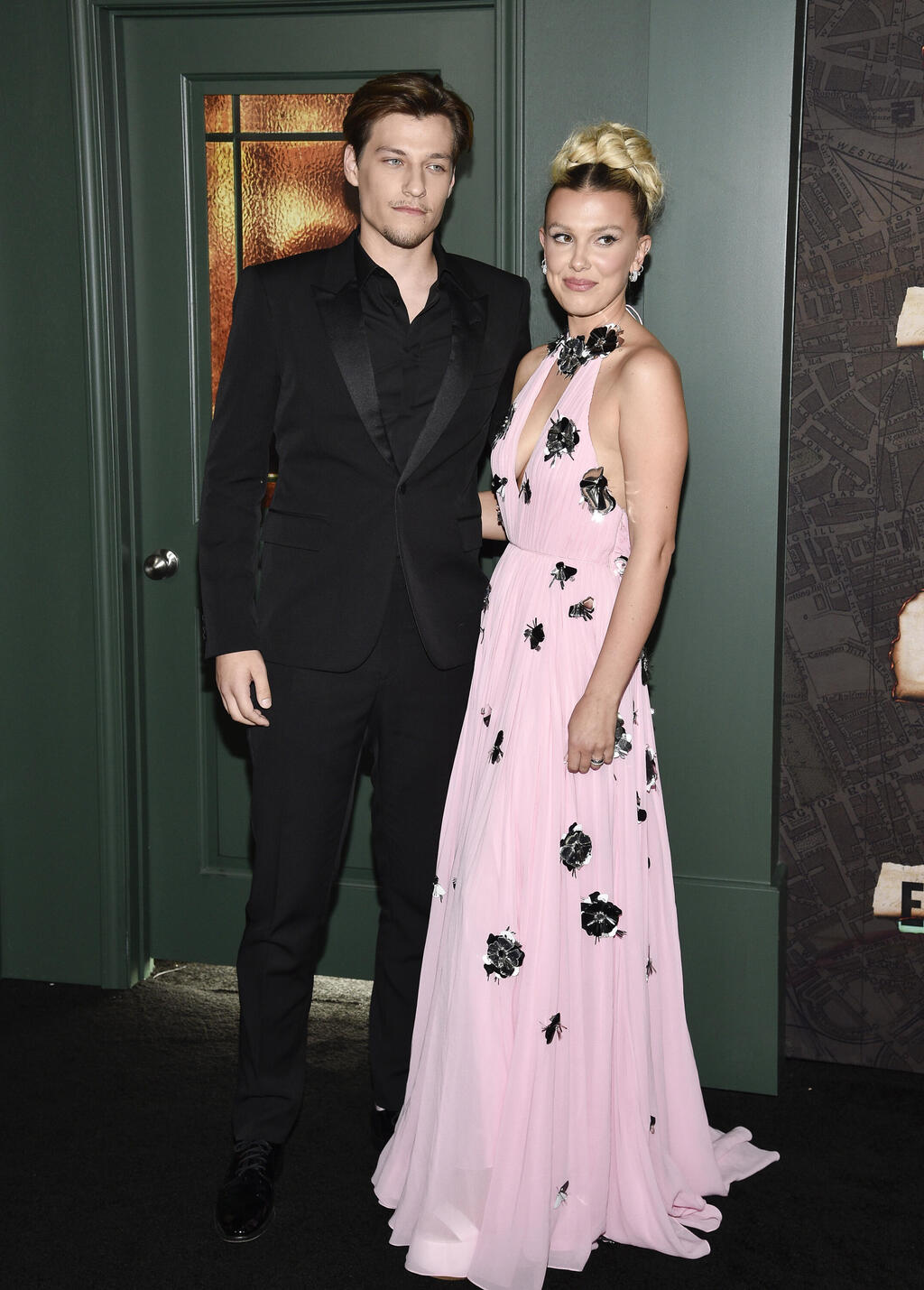 Louis Vuitton dress; with Jake Bongiovi at the premiere of 'Enola Holmes 2', 2022 (Photo: Evan Agostini/Invision/AP) מילי בובי בראון וג'ייק בונג'יובי בפרמיירה של "אנולה הולמס 2", 2022