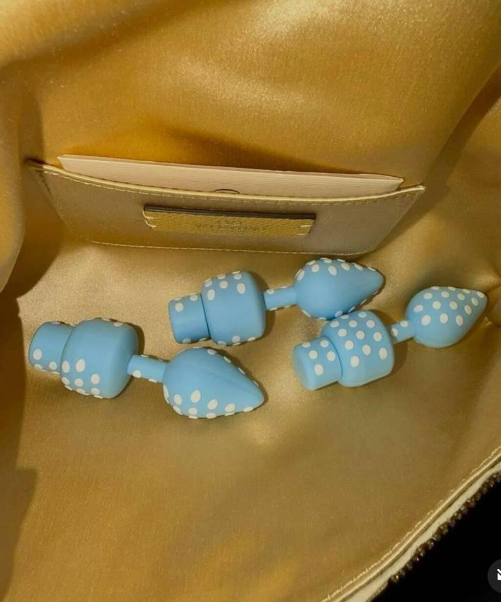 קומפקטי (צילום מסך אינסטגרם) הבאט פלאג USB של לילי אלן