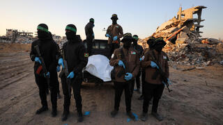  גופתו של סותטיסאק רינטלאק מועברת לידי הצלב האדום בעזה