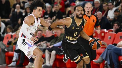 אלי אוקובו בפעולה