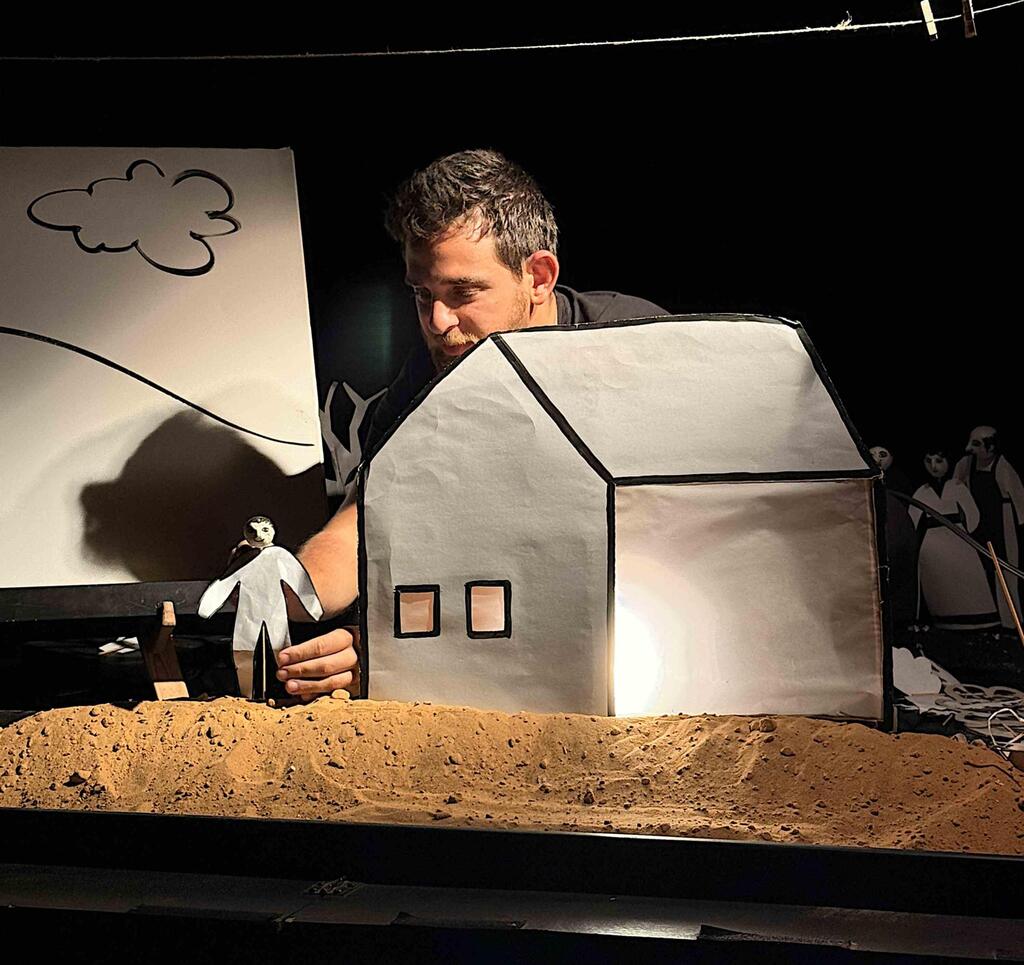 Train Theater (Photo: Katya Mandoki) נקודת אור