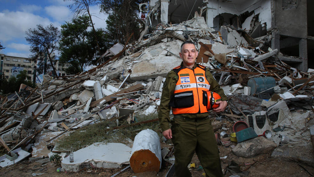 Col. Ben-David at the Weizmann Institute site after an Iranian missile strike (Photo: Ryan Frois) אל"מ אמיר בן דוד בזירת הנפילה במכון ויצמן