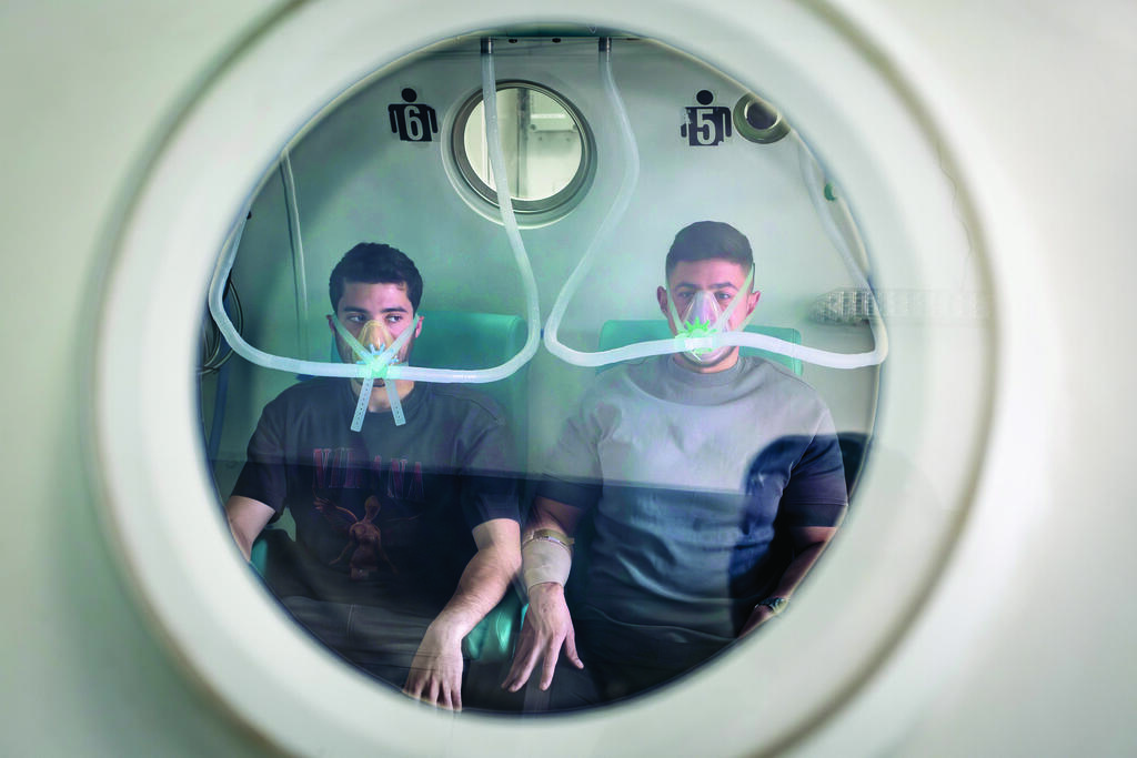 חיילים בתא הלחץ של המכון לרפואה ימית בחיפה