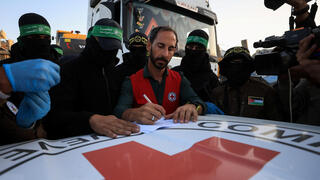  גופתו של סותטיסאק רינטלאק מועברת לידי הצלב האדום בעזה