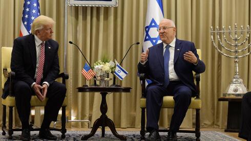 החנוכייה של משפחת ימיני בפגישה שנערכה בין נשיאה המכהן של ארצות הברית דונלד טראמפ לנשיאה העשירי של מדינת ישראל ראובן ריבלין