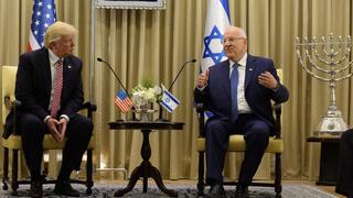 החנוכייה של משפחת ימיני בפגישה שנערכה בין נשיאה המכהן של ארצות הברית דונלד טראמפ לנשיאה העשירי של מדינת ישראל ראובן ריבלין