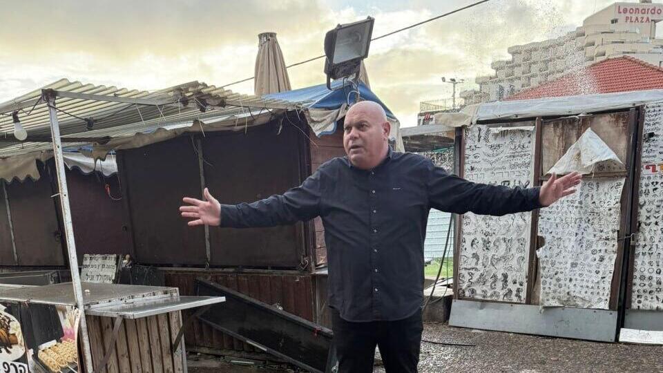 Naba’a at the site of demolition and renovation work on Tiberias’ Alon Promenade (Photo: Tiberias Municipality’s Facebook page) עבודות פינוי וחידוש טיילת אלון בטבריה