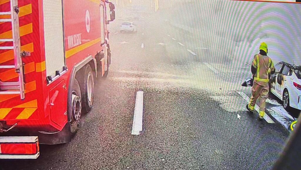 Тушение огня на шоссе Аялон (Фото: пресс-служба пожарной охраны) רכב עולה באש בנתיבי איילון