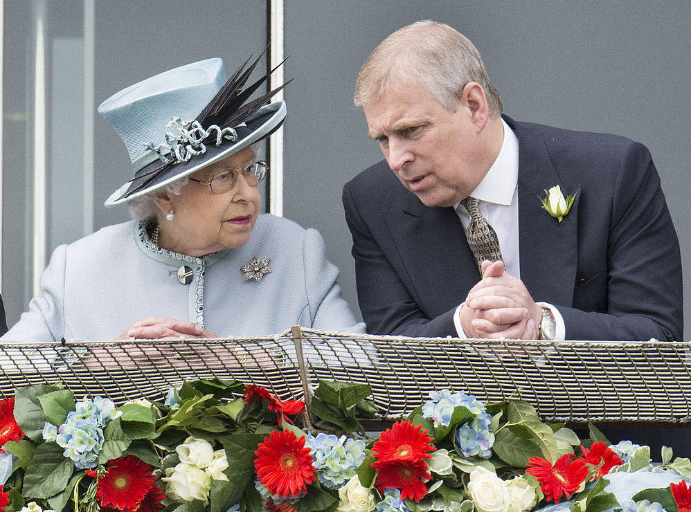 מתחת לאף של המלכה (צילום: Mark Cuthbert/UK Press via Getty Images) הנסיך אנדרו הנסיכה ביאטריס