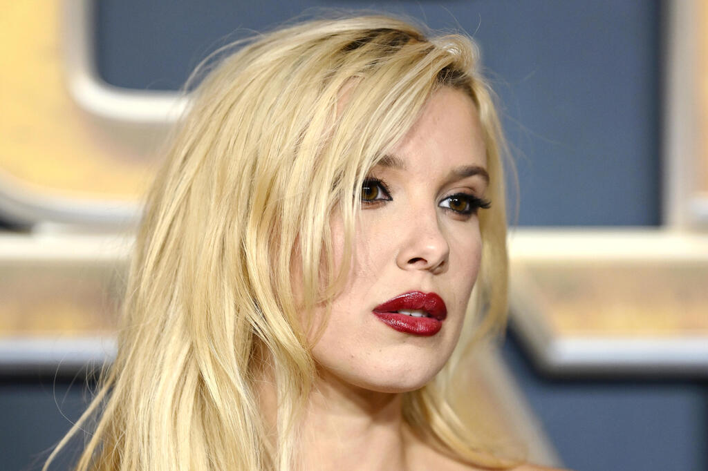 Blonde and heavy makeup at the premiere of the film 'The Electric State' in London, 2025 (Photo: Gareth Cattermole/Getty Images) מילי בובי בראון בפרמיירה לסרט "שלב החשמל" בלונדון, 2025