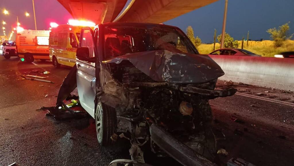 На месте аварии на шоссе № 6 (Фото: оперативная съемка МАДА) תאונת דרכים בין כלי רכב בכביש 6