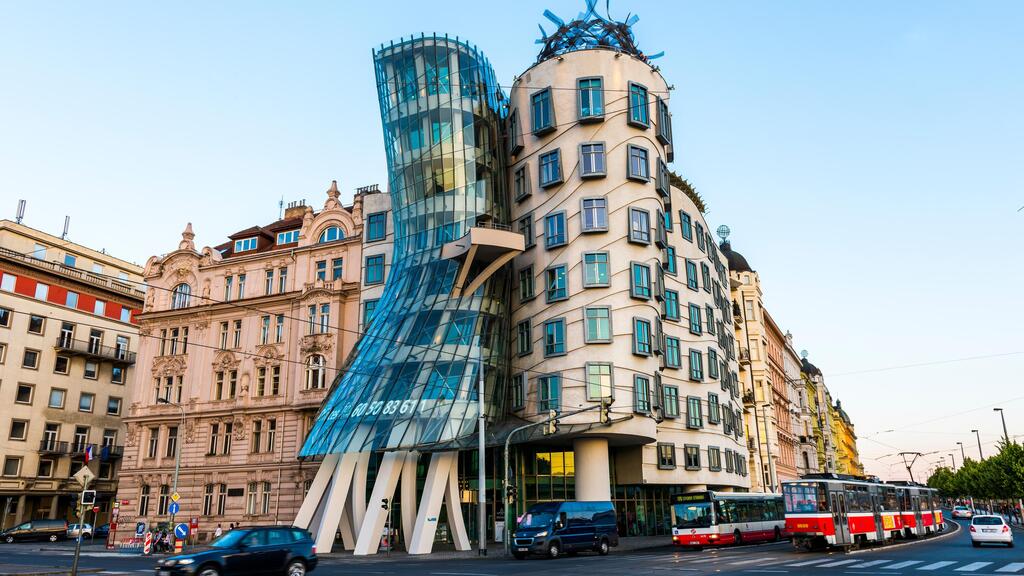The Dancing House in Prague, designed by Gehry (Photo: Resul Muslu/ Shutterstock) הבניין הרוקד הפראג, בתכנונו של גרי