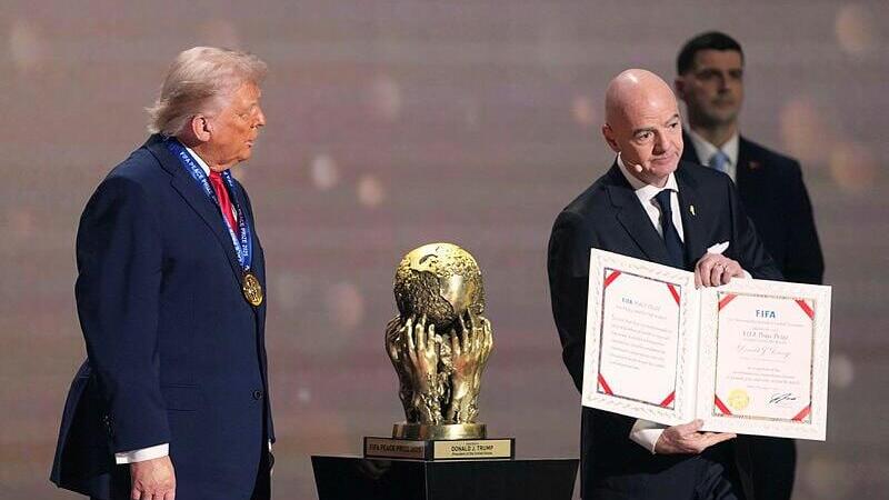נשיא ארה"ב דונלד טראמפ לצד נשיא פיפ"א ג'אני אינפנטינו, פרס פיפ"א לשלום