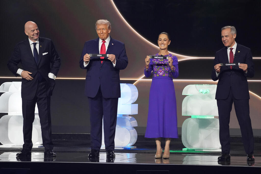 נשיא ארה"ב דונלד טראמפ לצד נשיא פיפ"א ג'אני אינפנטינו, נשיאת מקסיקו קלאודיה שיינבאום וראש ממשלת קנדה מארק קרני