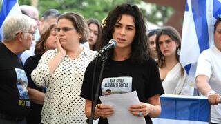 שירה גואילי, אחותו של החלל החטוף רן גואילי, בכיכר החטופים 