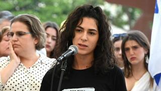 שירה גואילי, אחותו של החלל החטוף רן גואילי, בכיכר החטופים 