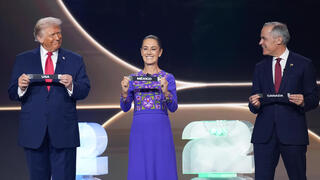 נשיא ארה"ב דונלד טראמפ לצד נשיאת מקסיקו קלאודיה שיינבאום וראש ממשלת קנדה מארק קרני