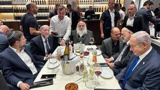 נתניהו עם אריה דרעי, יצחק גולדקנופף, אורי מקלב ובצלאל סמוטריץ' בגיבוש של הקואליציה בספטמבר 2023. שלושה כוחות מניעים את הלחץ לחוק השתמטות