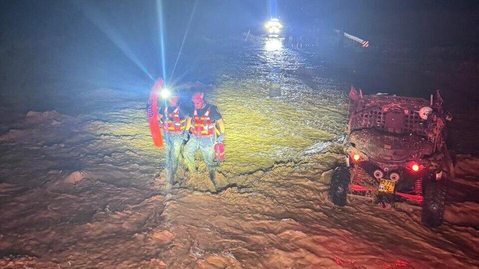 חילוץ אזרחים מהשיטפון בדרום