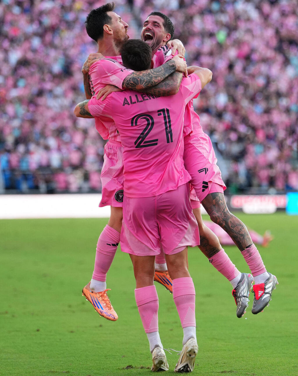 Messi celebrates the MLS championship with teammates Tado Allende and Rodrigo de Paul (Photo: Rich Storry / Getty Images / AFP) לאו מסי חוגג עם טאדו איינדה ורודריגו דה פול