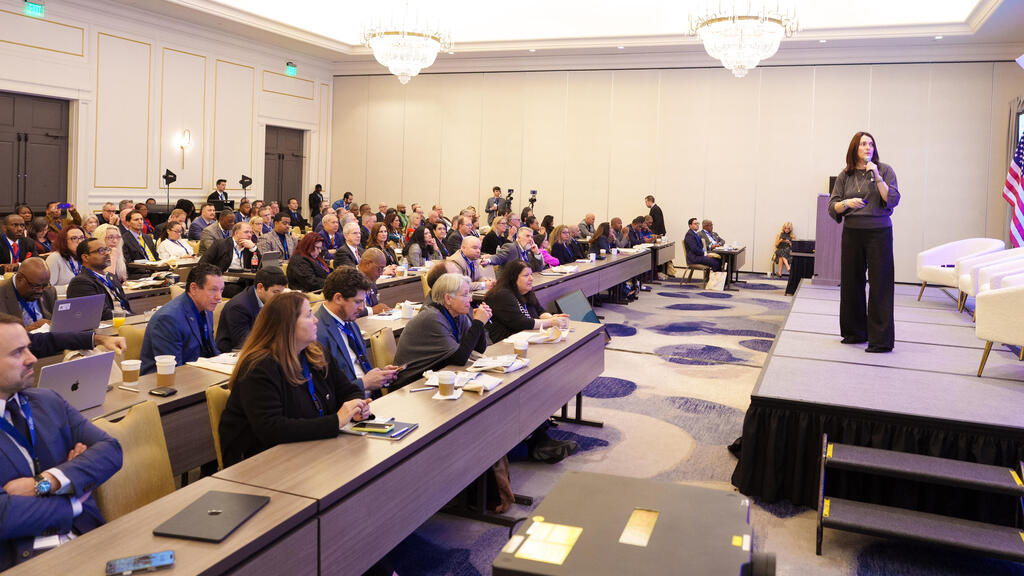 Photo: Paul Morse Photography אחד הפאנלים בכנס